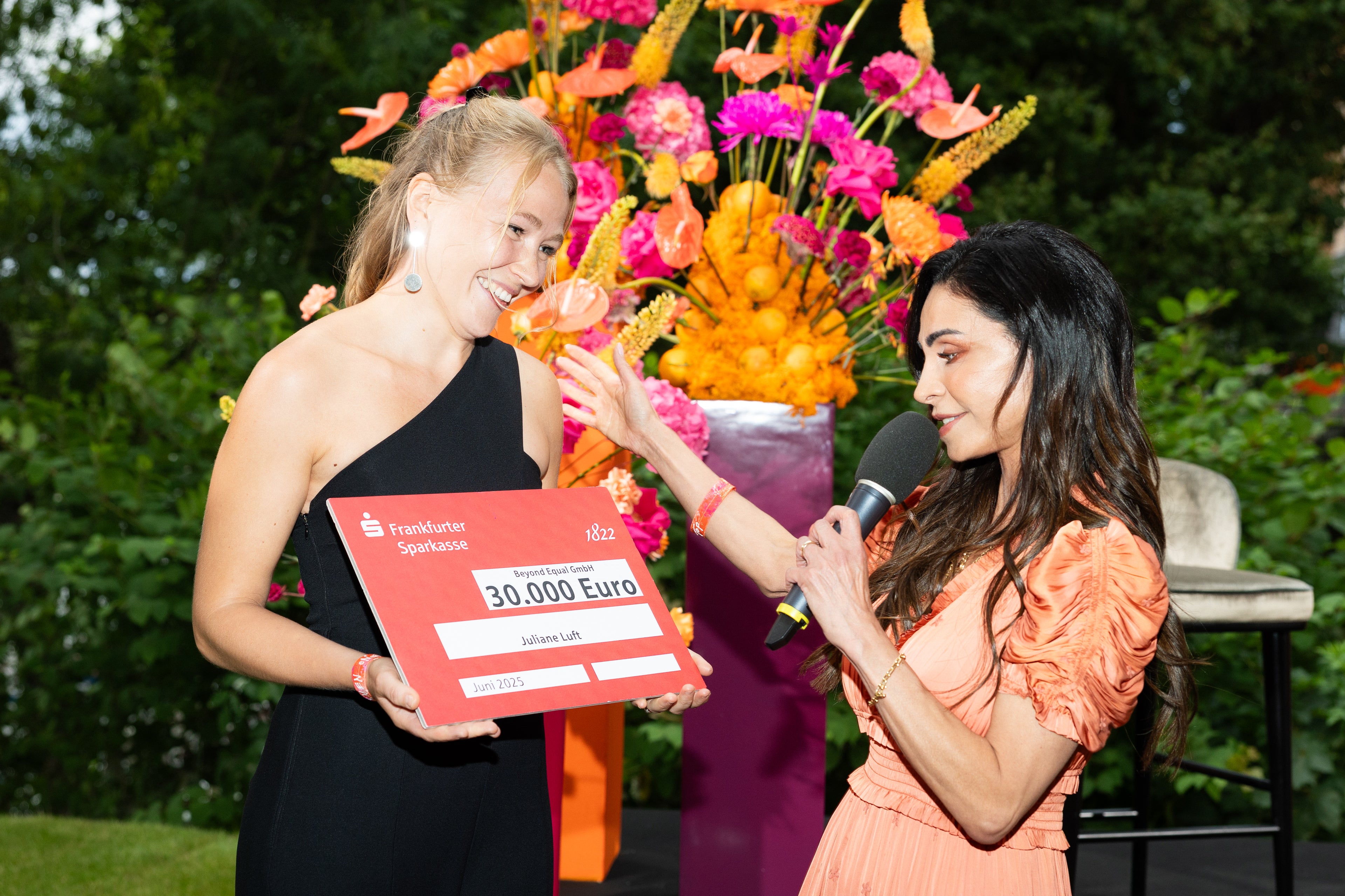 Überreichung der Spendensumme an Juliane Luft beim WoMen on Top