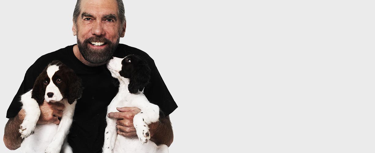 john paul mitchell mit zwei welpen