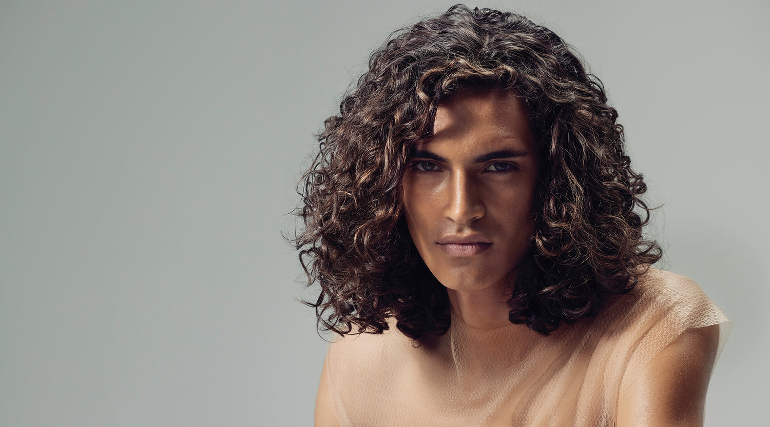 Männermodel mit schulterlangen Locken