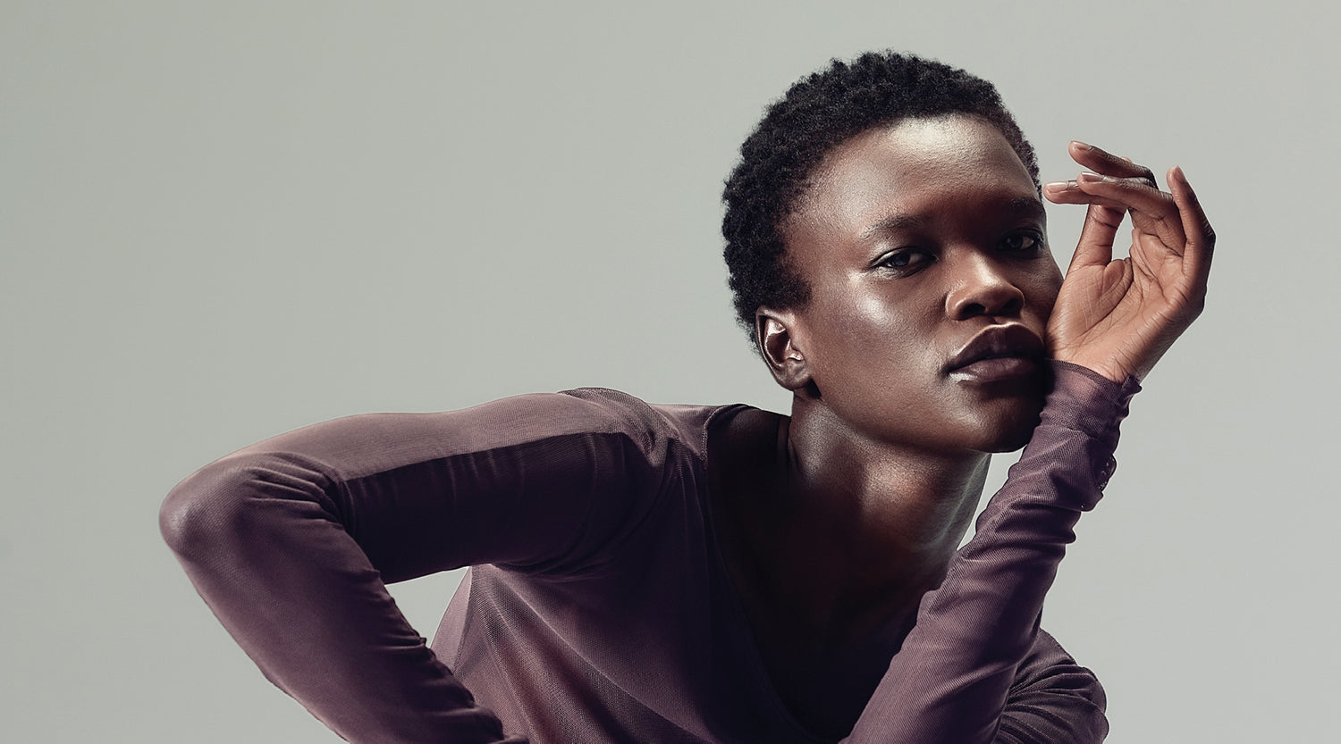 Frau mit definierten Locken – Sinnbild für Pflege und Kontrolle bei lockigem und krausem Haar.