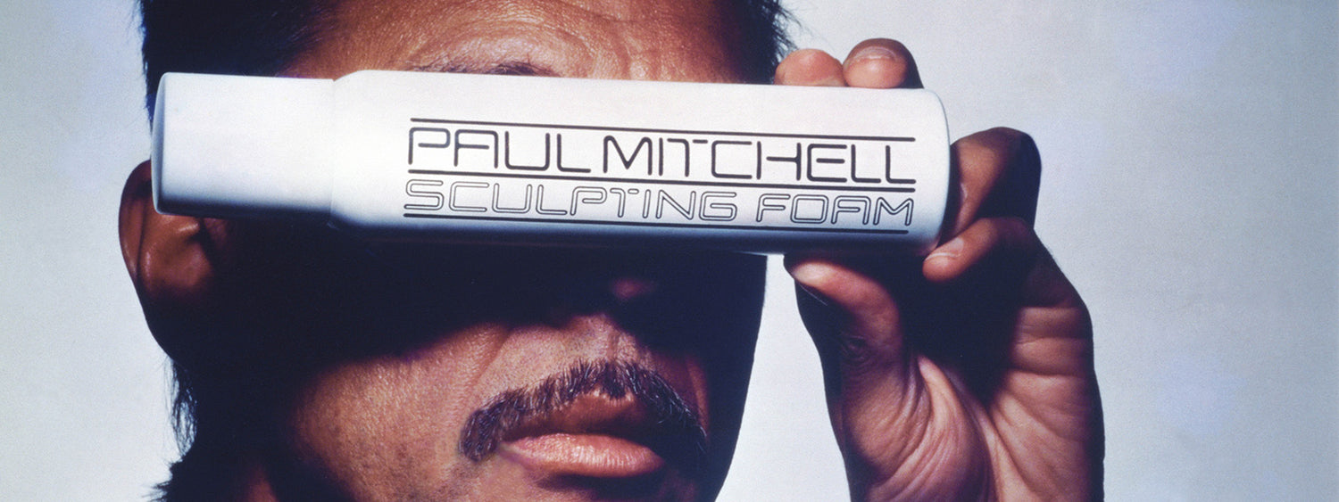 Mann hällt Paul Mitchell Sculpting Foam vor seine Augen