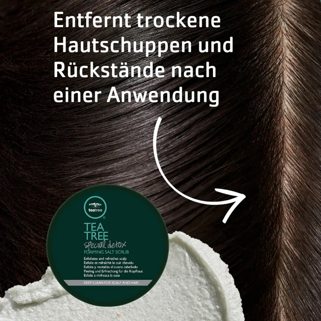 Detailaufnahme von einer Kopfhaut und der Tea Tree Foaming Salt Scrub.