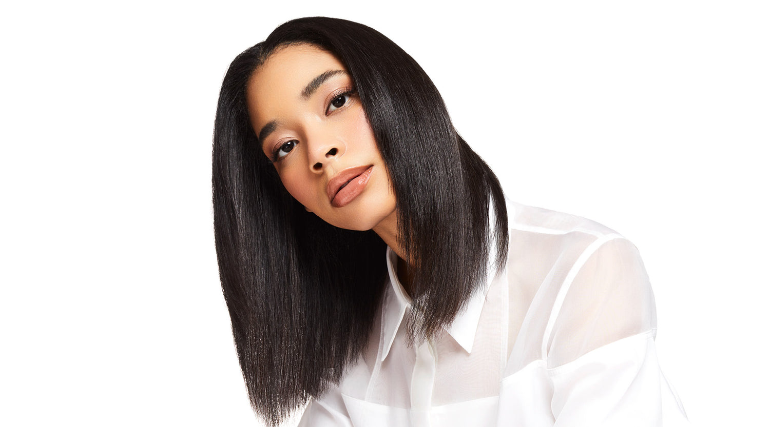 Frau mit dunklen mittellangen Haaren