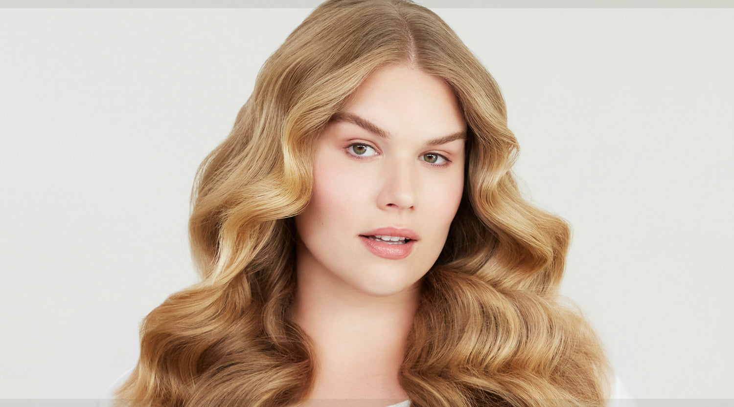 Frau mit voluminösem blondem welligen Haar