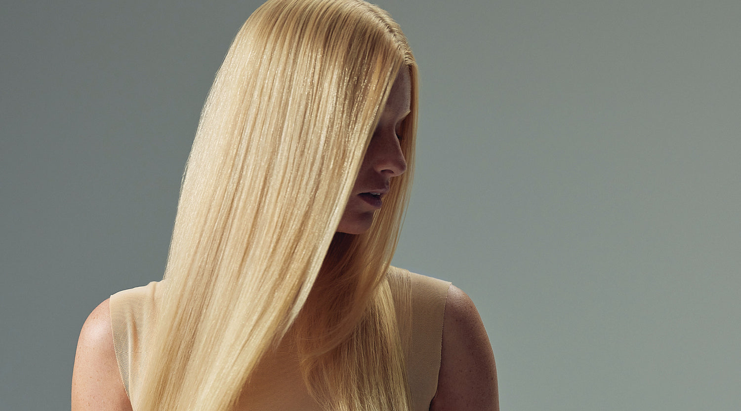 Frau mit gesundem, glattem und blondem Haar