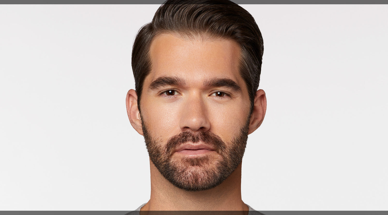 Mann mit dunklen voluminösen Haaren und Bart