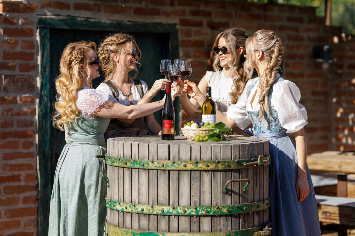 Oktoberfest-Frisuren zum Nachstylen: Vier Dirndl-Looks mit Katharina Bedrava - Paul Mitchell