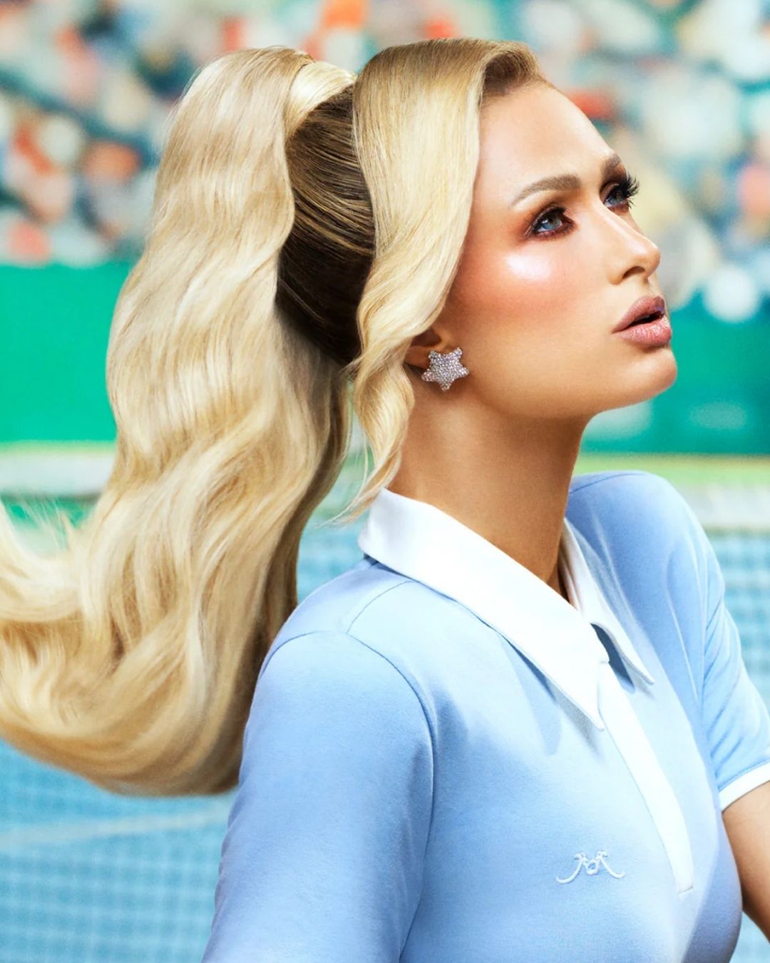 Paris Hilton mit glamourösem High-Ponytail und Paul-Mitchell-Styling.