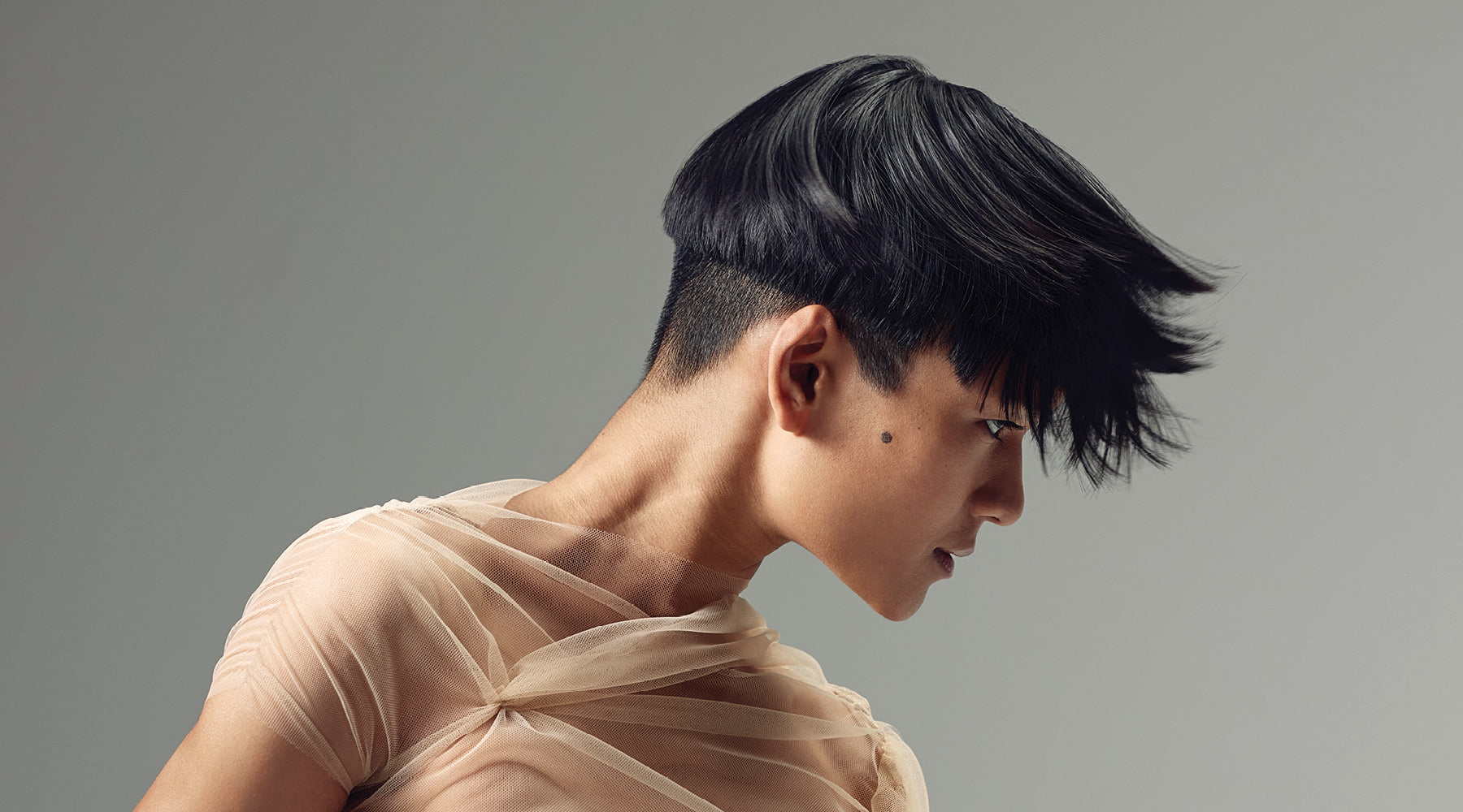 Frau mit glattem, glänzendem Haar – ideal für Produkte gegen Frizz und für seidige Glätte.