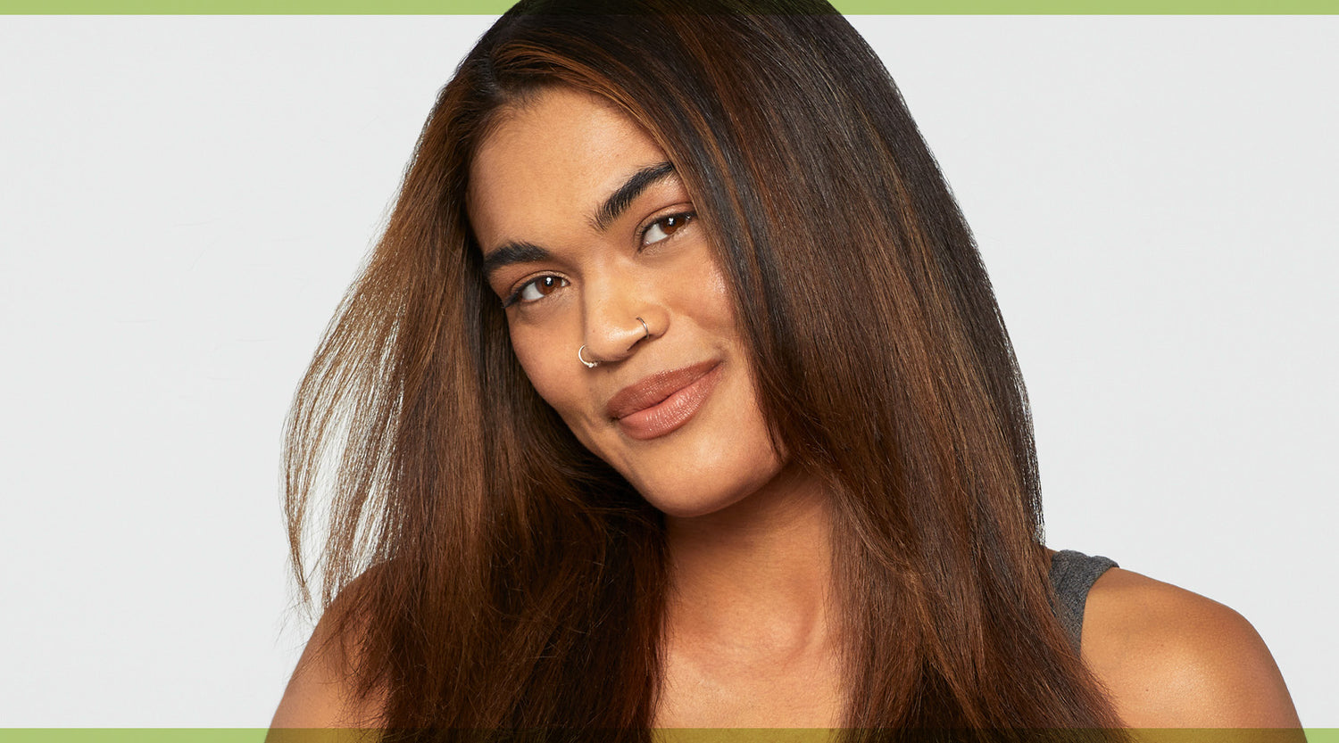 Frau mit glattem, glänzendem Haar – ideal für Produkte gegen Frizz und für seidige Glätte.