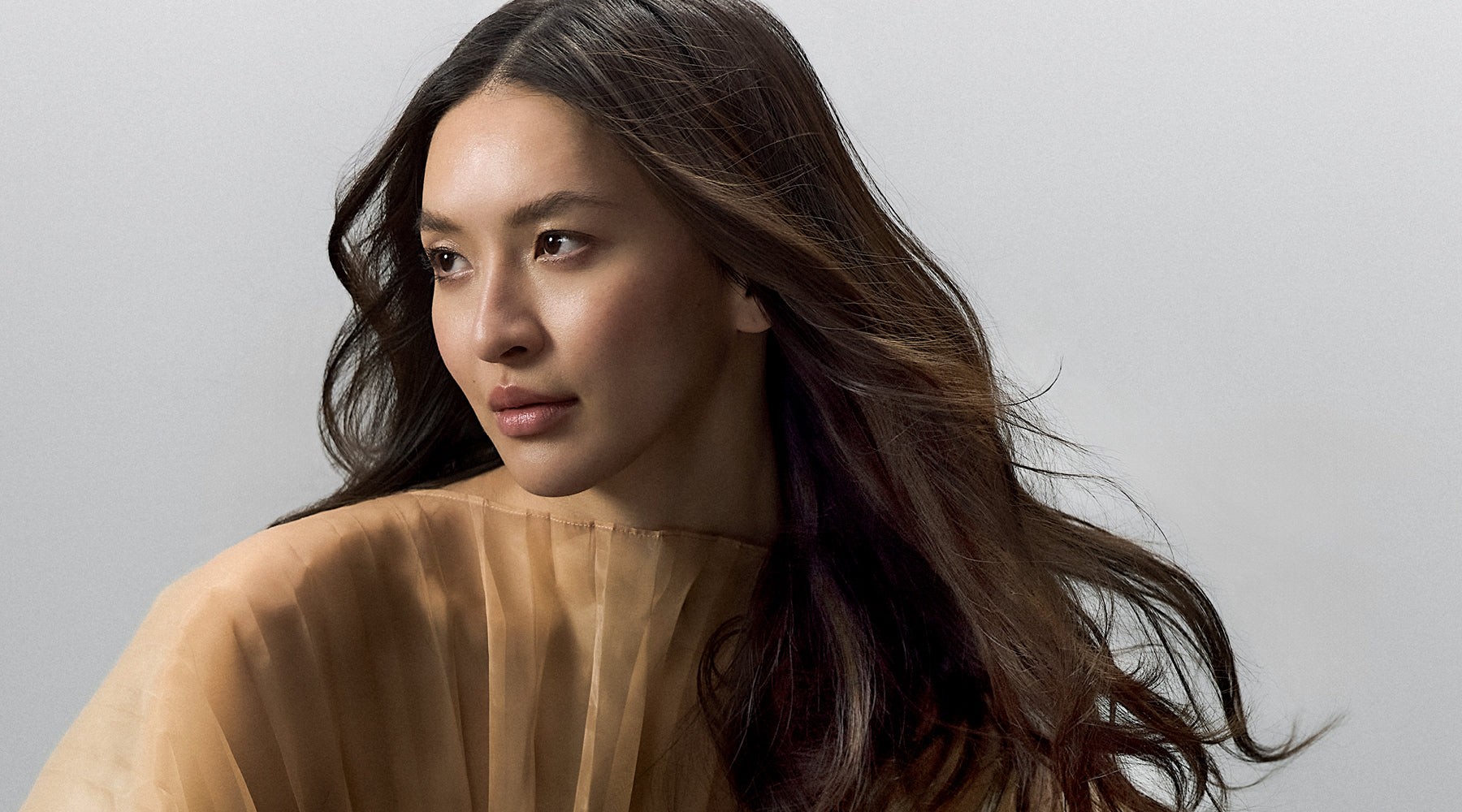 Frau mit voluminösem, fülligem Haar – steht für Fülle und Kraft.