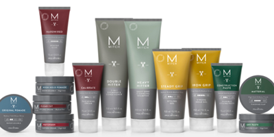Produktreihe von Mitch mit verschiedenen Styling- und Pflegeprodukten für Männer in Tuben und Dosen, aufgereiht vor weißem Hintergrund.