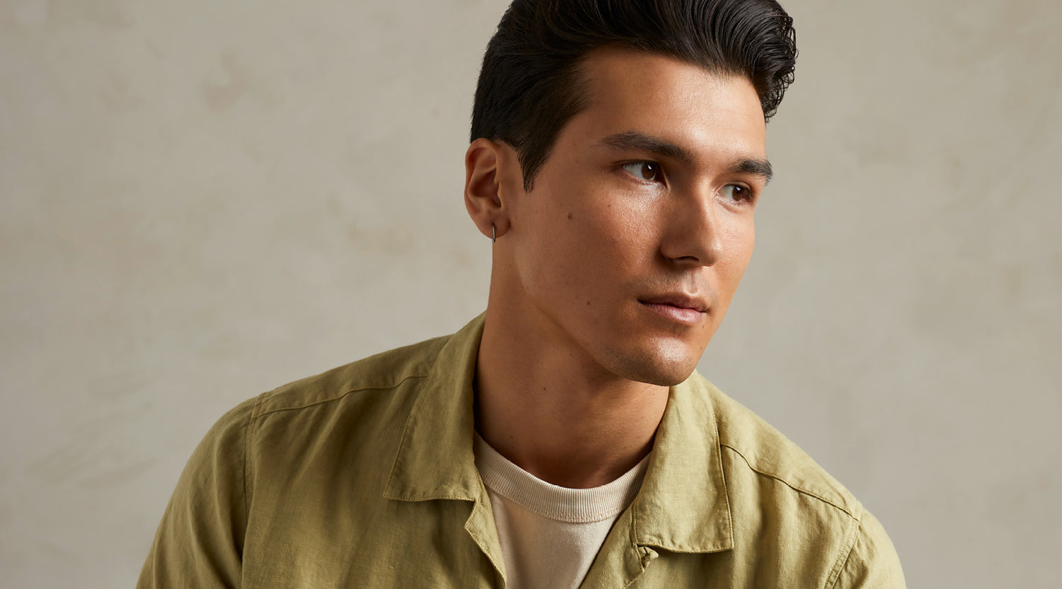 Model mit gesundem, glänzendem Haar. Der Fokus liegt auf der Haarstruktur.