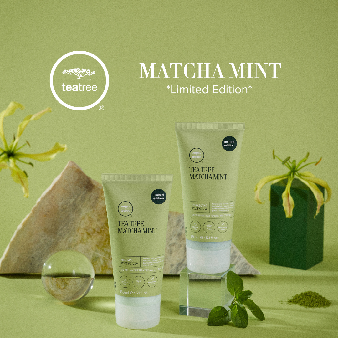 Tuben vor hellgrünem Hintergrund, präsentiert mit Dekoelementen aus Glas, Stein und Naturmaterialien wie Blüten.