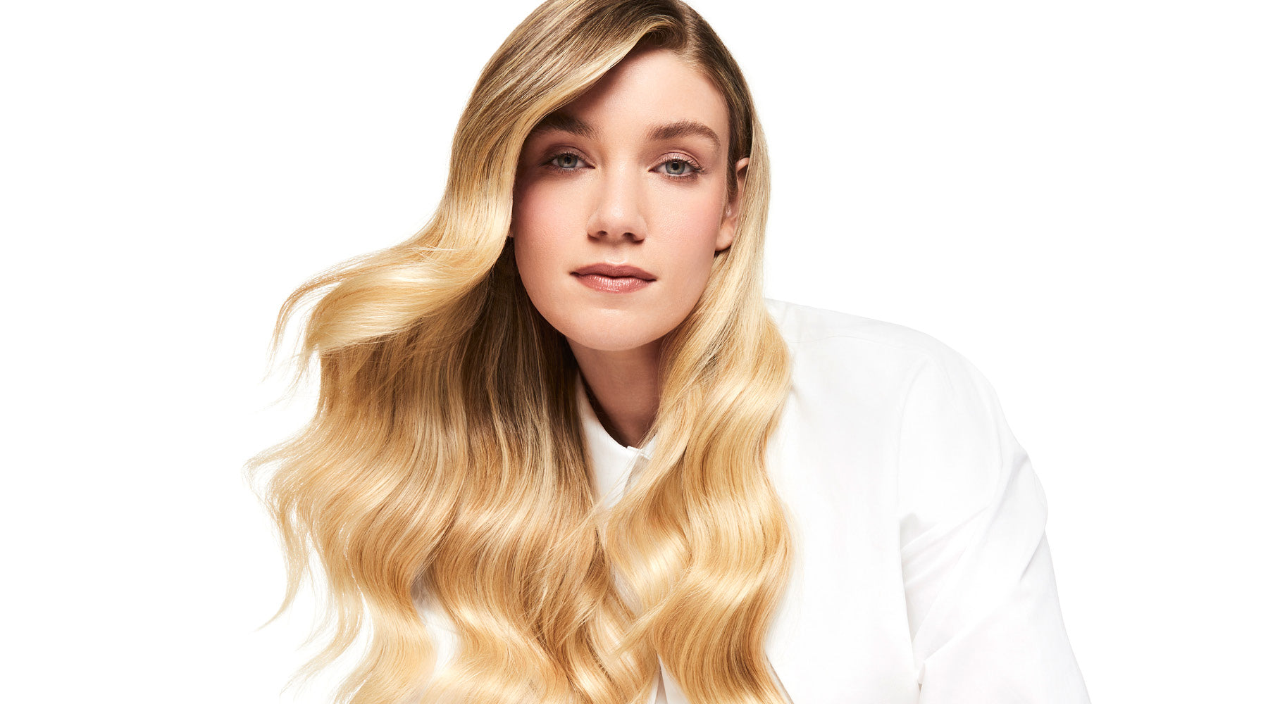 Frau mir blonden welligen langen Haaren